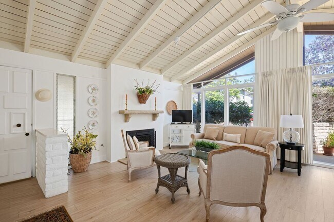 Foto del edificio - Beautifully updated two bedroom two bath in the heart of Santa Barbara!