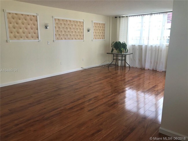 Building Photo - PLAZA TOWERS NORTH CONDO