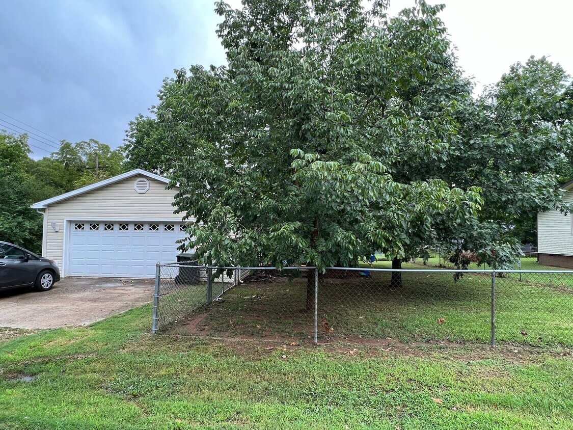 Foto principal - Coming soon 2BR House with fenced in yard