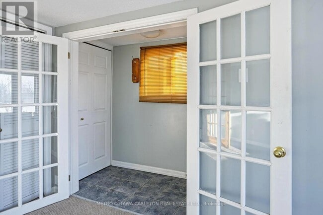 Building Photo - 704 Claude St