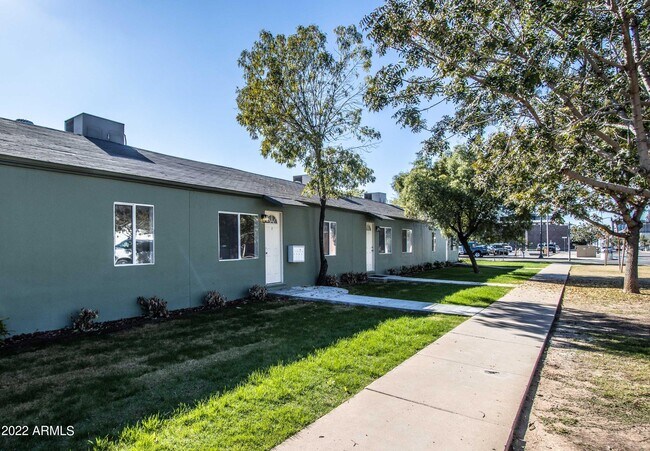 Building Photo - 105 E Vaughn Ave