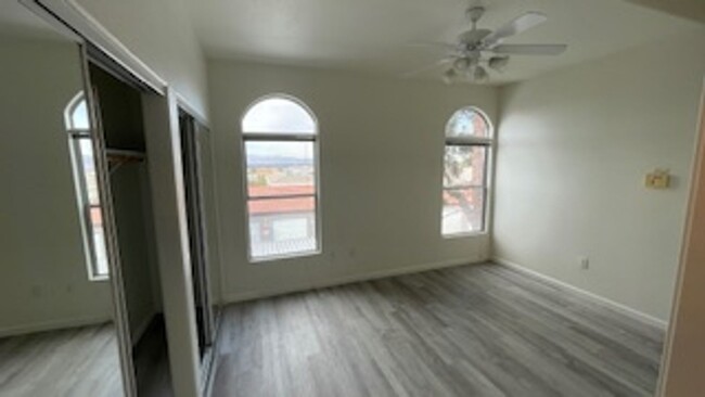 Foto del edificio - Stunning Condo with Strip & Mountain Views!