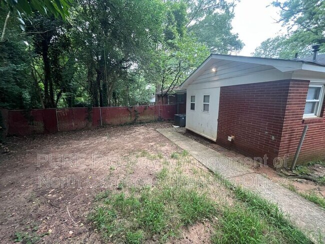 Foto del edificio - 6013 Ingleside Dr