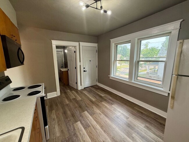 Building Photo - 709 Henrietta St