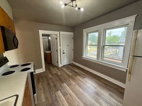 Building Photo - 709 Henrietta St