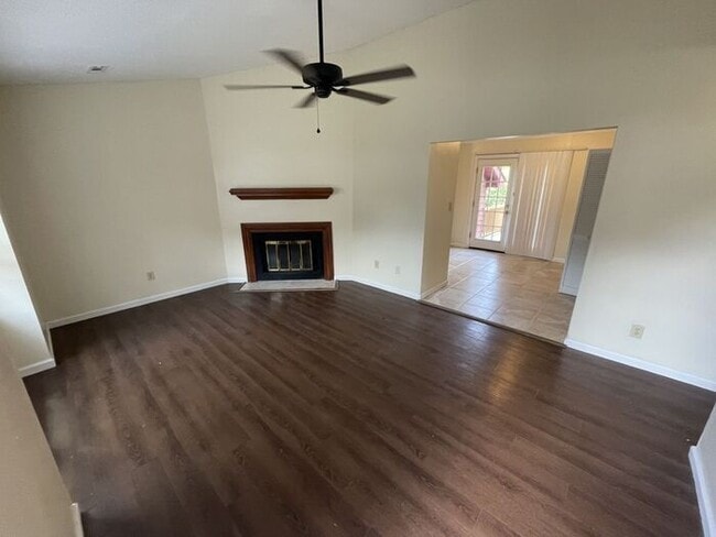 Building Photo - 2bd 2ba Townhome!