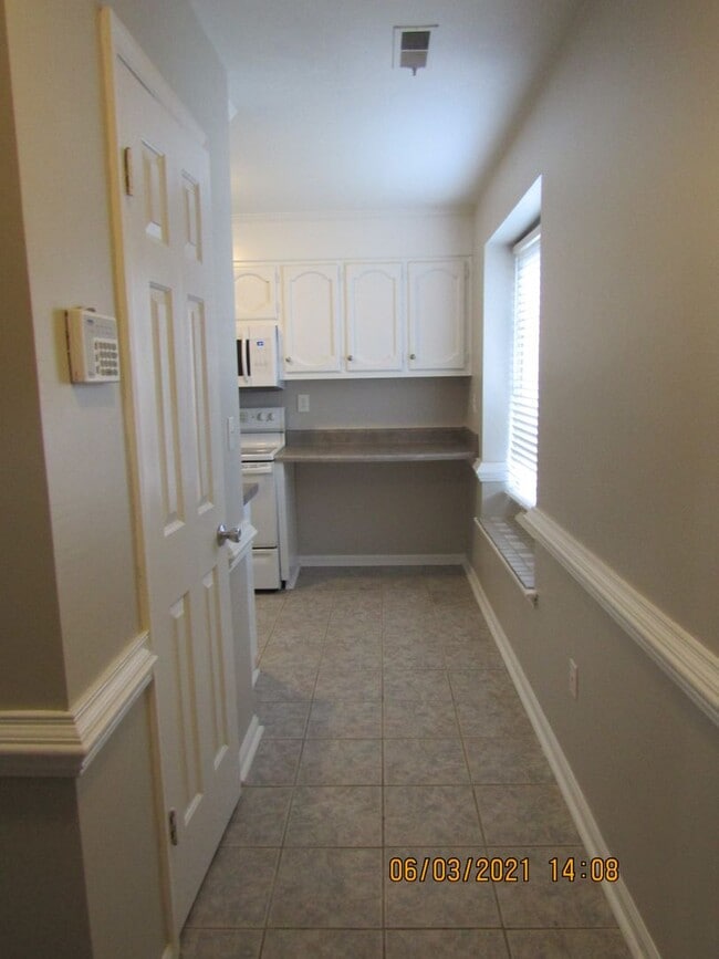 Building Photo - 17 Colonial Way