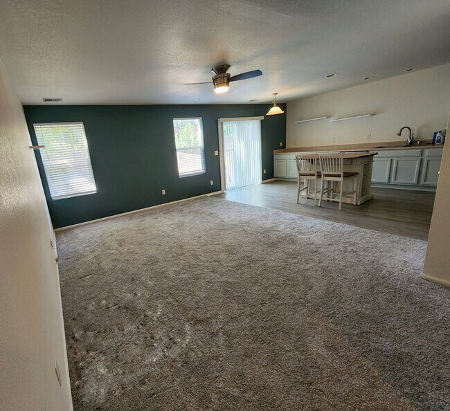 Foto del edificio - Charming 3 Bed 2 Bath Townhome for Rent in...