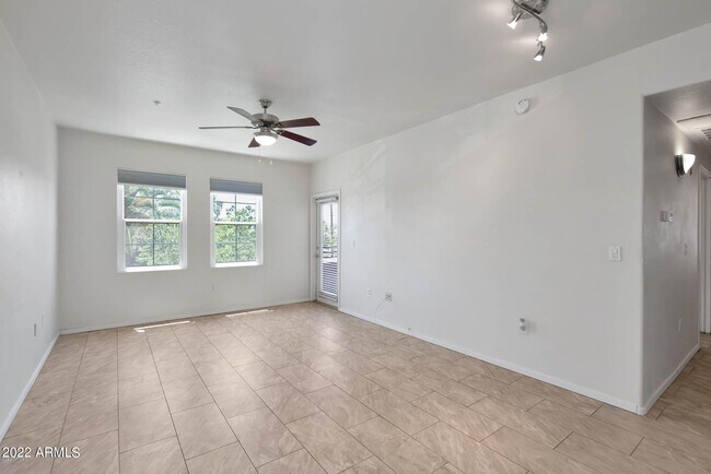 Foto del edificio - 5302 E Van Buren St
