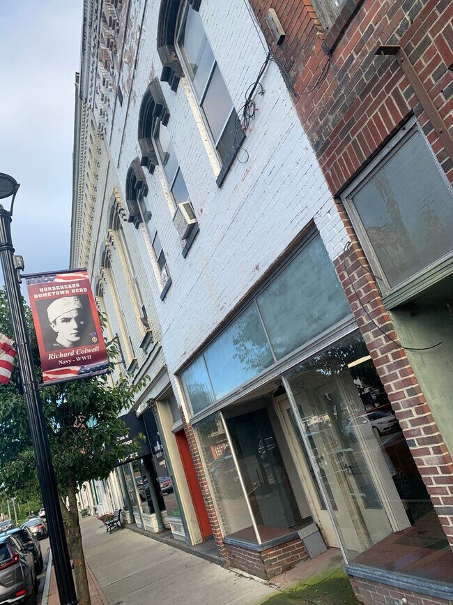 Foto del edificio - 123 W Franklin St