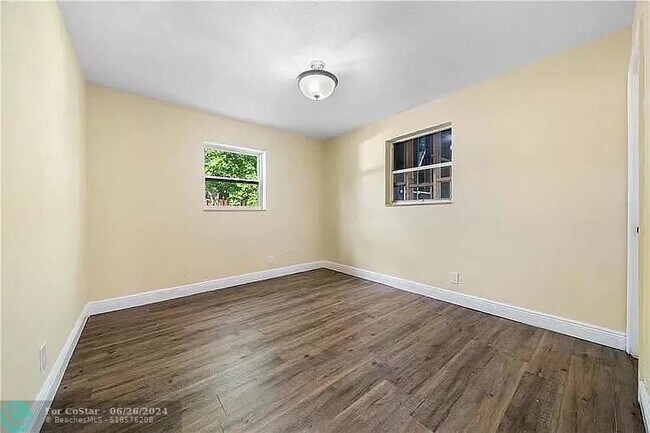 Building Photo - 1301 NW 18th Ct