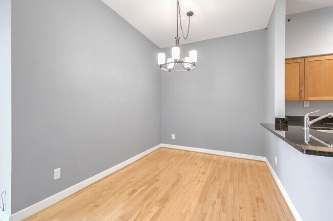 Foto del edificio - Fantastic Penthouse in Downtown Bethesda w...