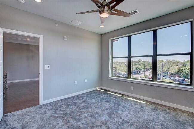 Building Photo - 810 S Rock St