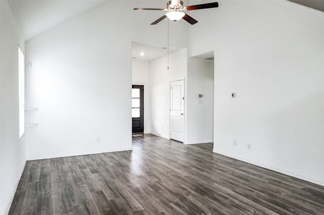 Foto del edificio - 9011 Beacon Mill Dr