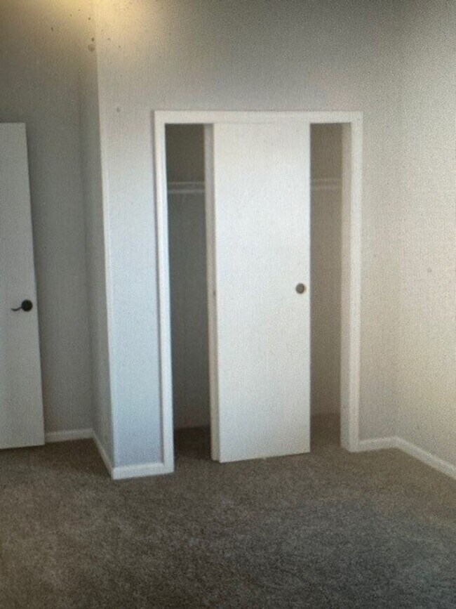 Foto del edificio - 5 Bedroom, 3 Bath with fenced yard, Garage...