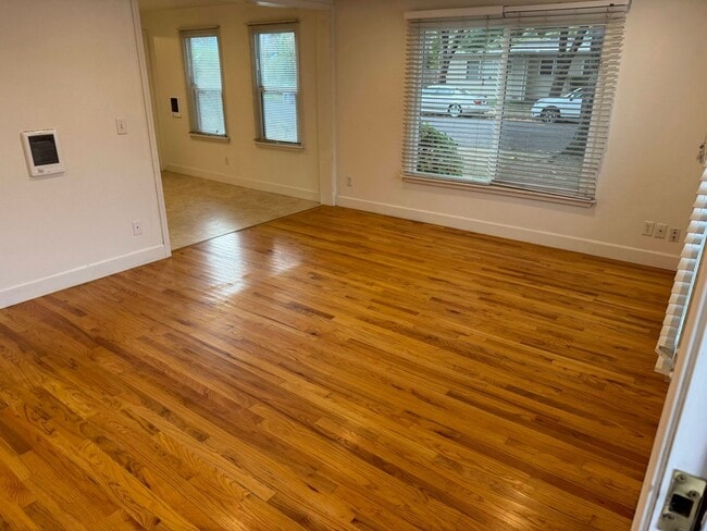 Building Photo - 2 Bedroom Duplex in S. Eugene/Campus Area Eugene