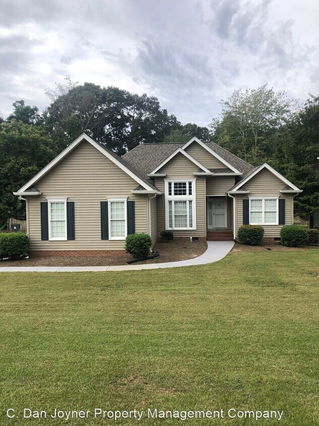 Foto principal - 3 br, 2 bath House - 217 Ivy Drive