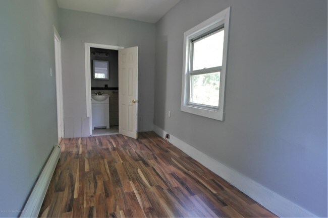 Building Photo - 208 Thorne St