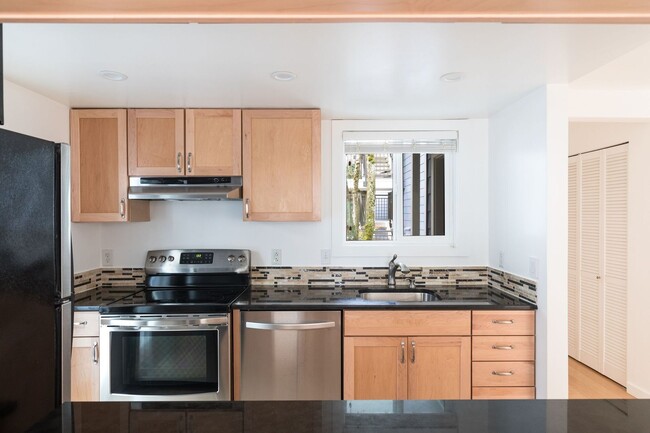 Building Photo - Remodeled 2 Bedroom Condo in a Convenient ...