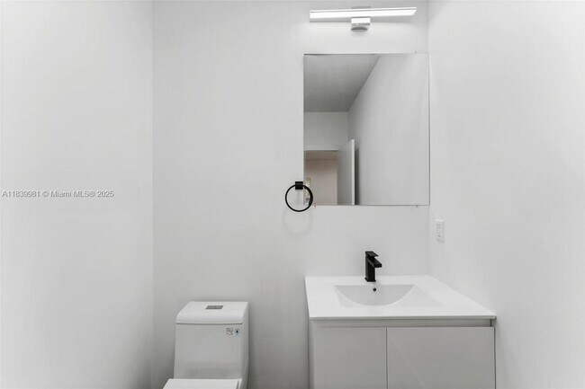 Foto del edificio - 233 NW 120th St