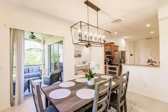Building Photo - ANNUAL RENTAL - 3 + DEN / 2.5 BATH TOWNHOU...