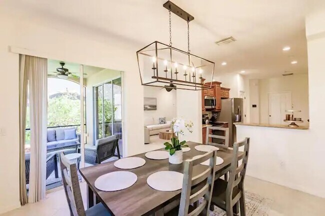 Foto del edificio - ANNUAL RENTAL - 3 + DEN / 2.5 BATH TOWNHOU...