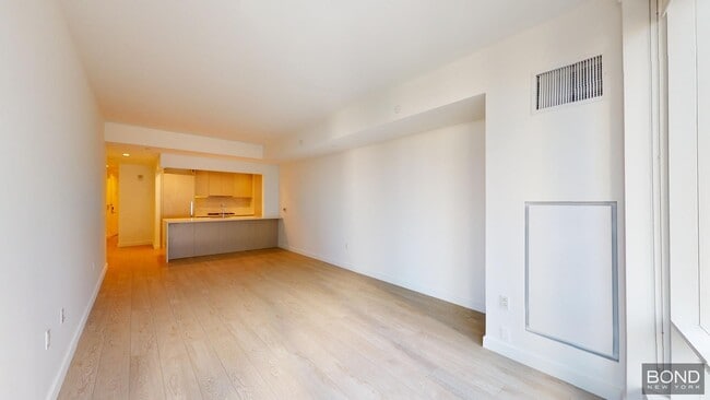 Building Photo - 400 W 61st St