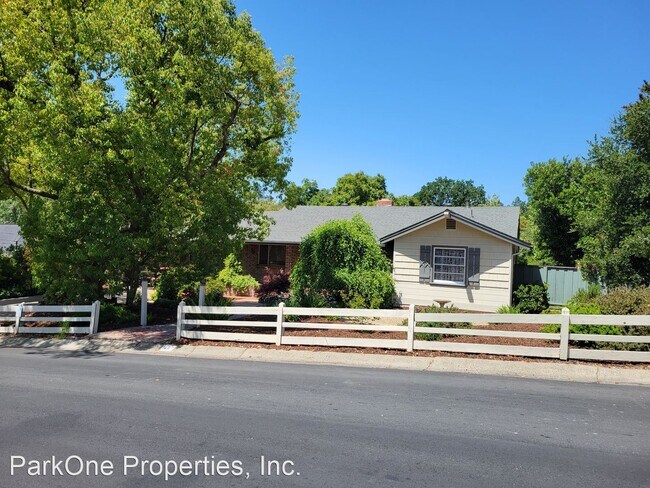 Foto del edificio - 3 br, 1.5 bath House - 14 Elliot Dr