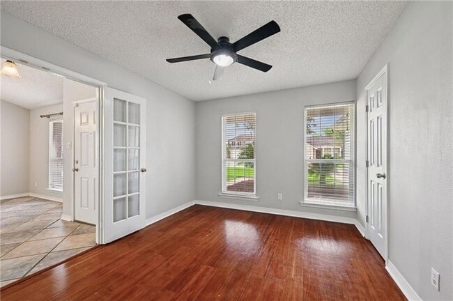 Building Photo - 1032 Sterling Oaks Blvd