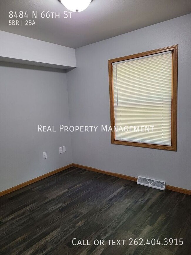 Foto del edificio - 8484 N 66th St