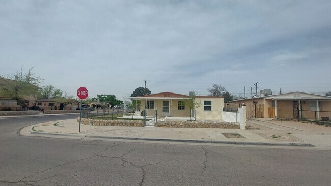 Foto del edificio - 4 bedroom 2 bathroom home ready now!!!!