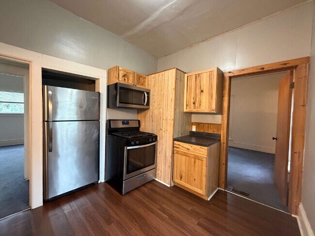 Building Photo - 3 Bedroom Student Rental New UW-Eau Claire - Available Now!