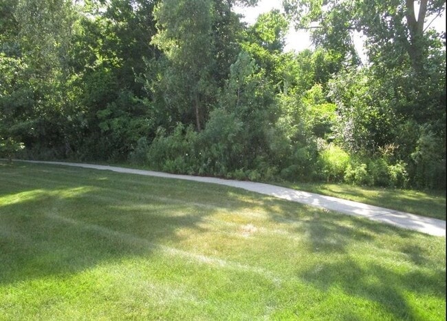 Building Photo - Beautiful Lower Unit, 2 bd, 2 bth Condo in...