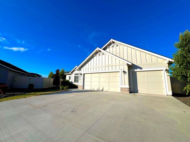 Building Photo - 4 Bedroom 3 Car Garage Single Level Meridi...