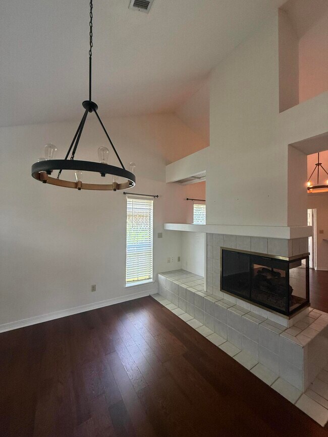 Building Photo - 1305 Ariel Ct