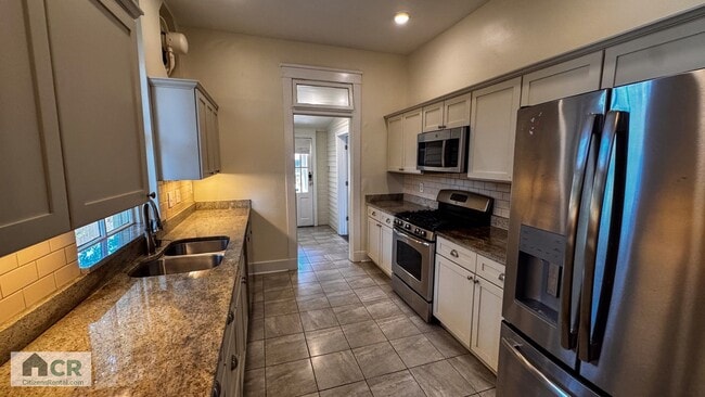 Building Photo - HUGE 9 bedroom house just a few blocks from campus! Text 727-459-4141 for more info.