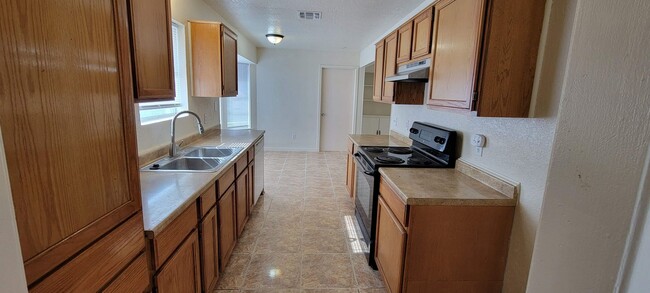 Building Photo - Like new, remodeled corner 3/2/2 all-tiled...