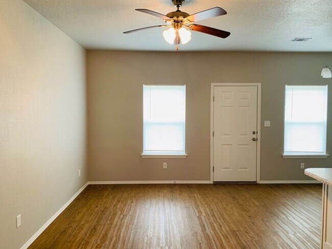 Foto del edificio - Nice 3 Bedroom/2.5 Bathroom Townhome Avail...