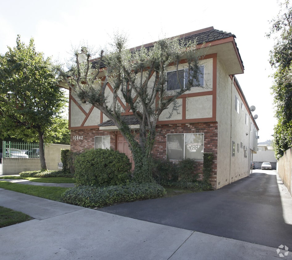Building Photo - 10842 Landale St