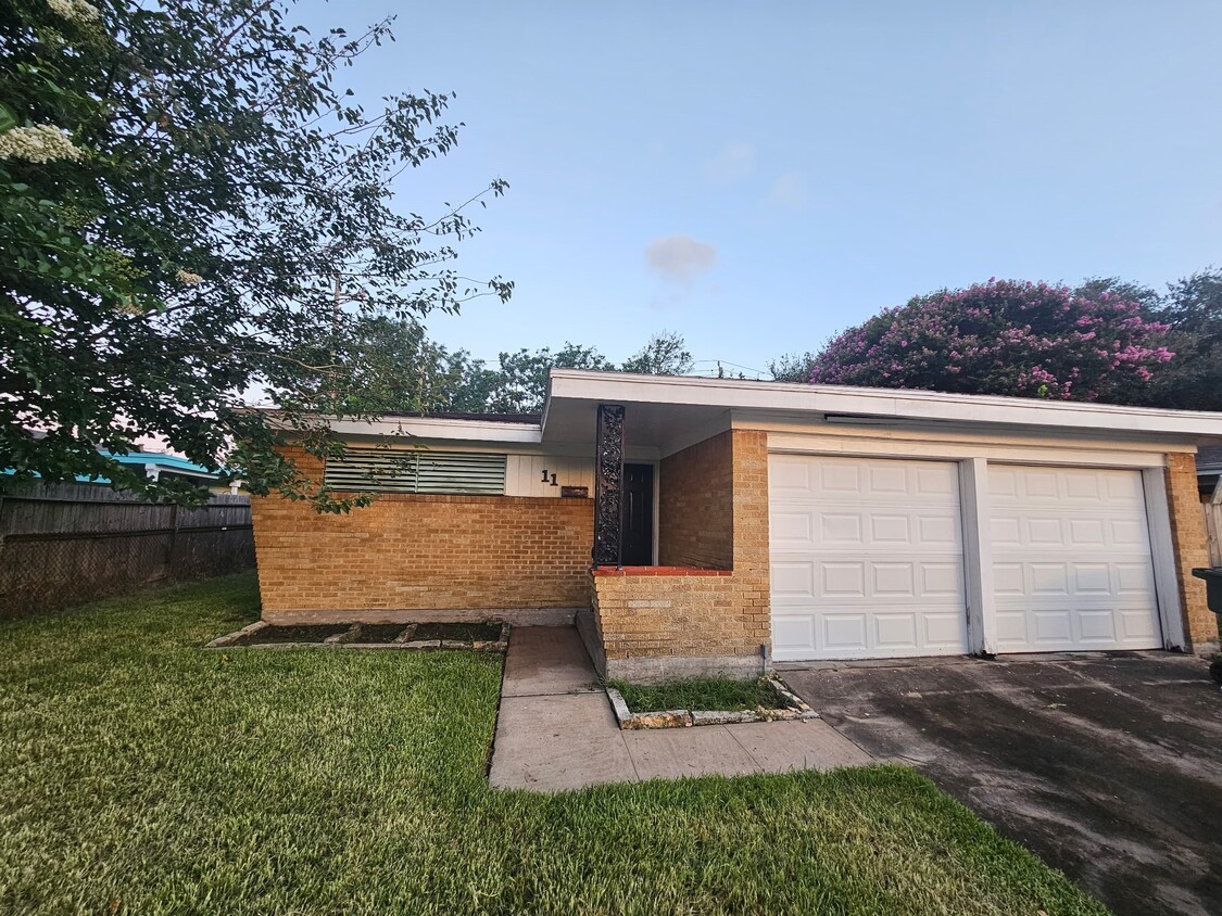 Primary Photo - 11 Manor Way