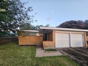 Building Photo - 11 Manor Way