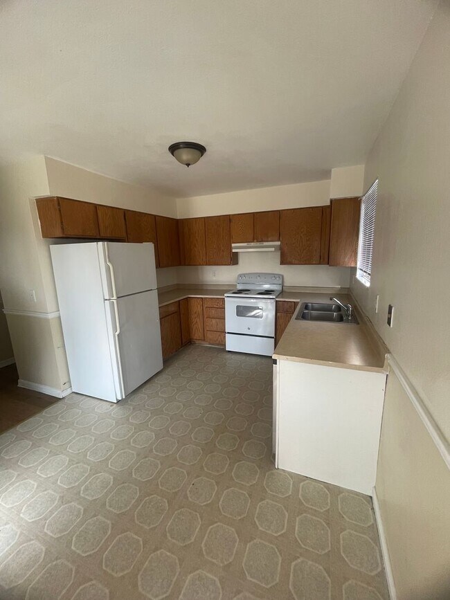 Building Photo - West Jordan 5 Bedroom Townhome