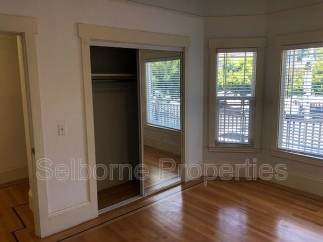 Building Photo - 937 International Blvd