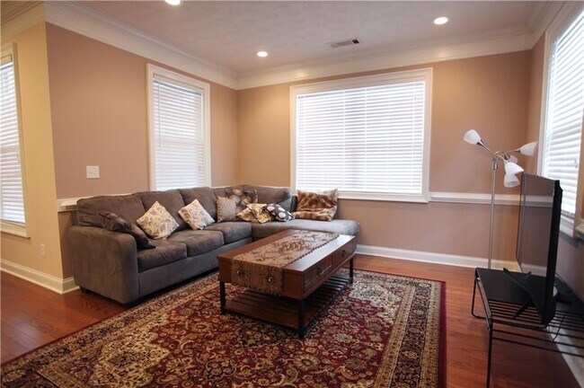 Building Photo - 3bed/2bath Residential House at Auburn Gar...