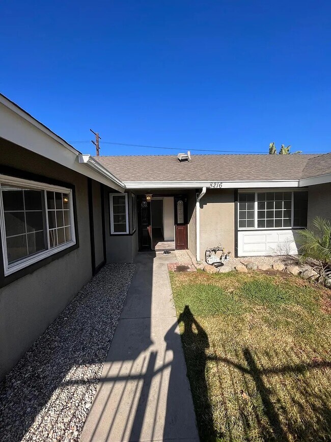 Foto del edificio - 8216 Glade Ave