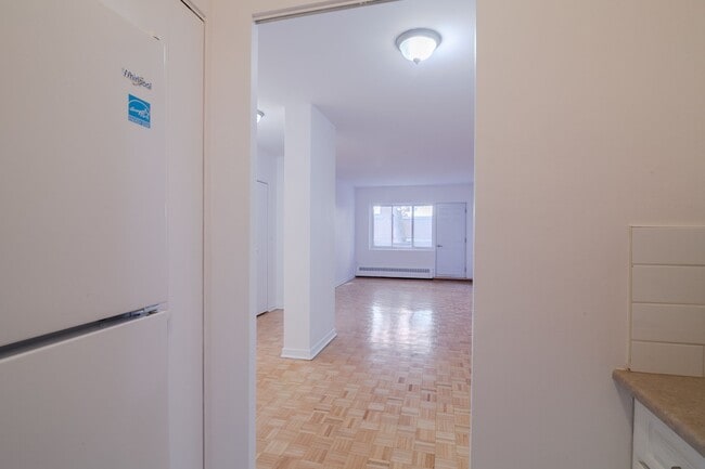 Building Photo - 2400 Av. Van Horne