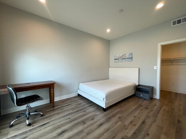 Foto del edificio - 2013 Raymond Ave