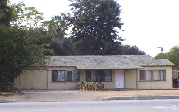 Primary Photo - 215-229 N University St