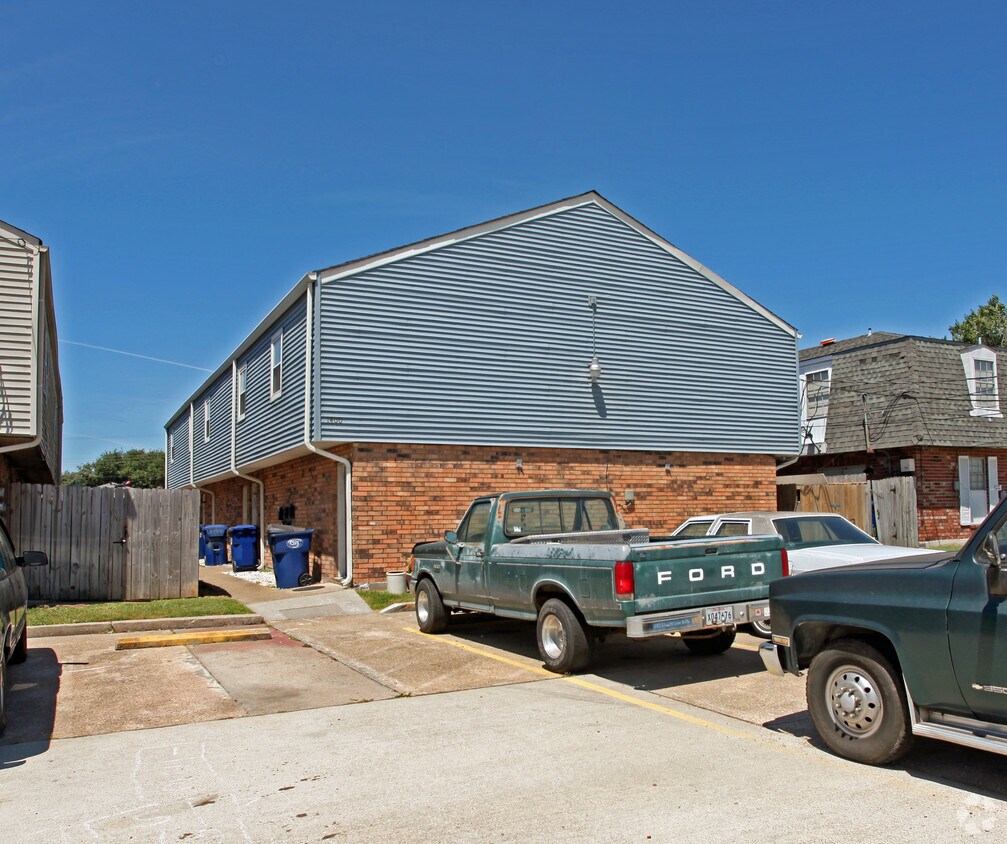 Building Photo - 1400 Hickory Ave