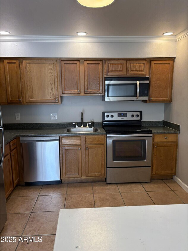 Foto principal - 909 S Priest Dr